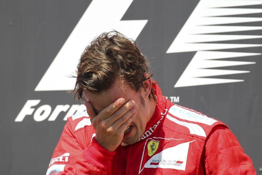 Valencia 2012: Alonso si scioglie in lacrime sul podio dopo aver trionfato davanti ai suoi tifosi. Epa